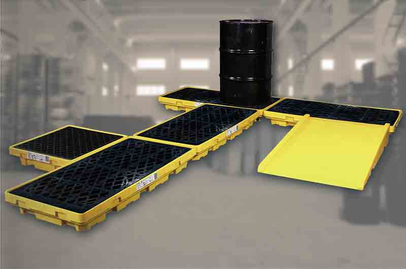 Spill pallet for easily controlling chemical leakage