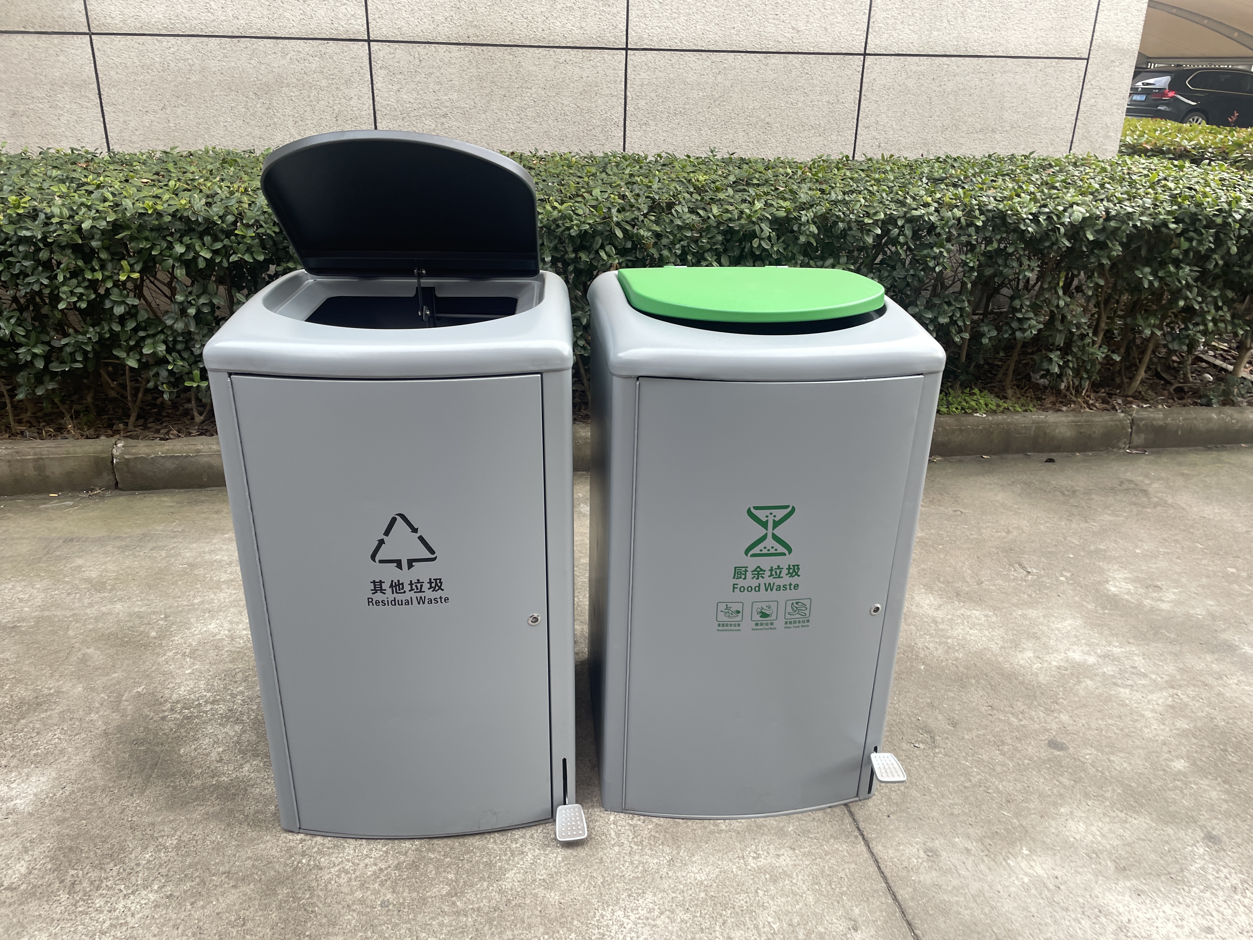 120L Grey Outdoor Pedal Metal Garbage Bin with Wheel