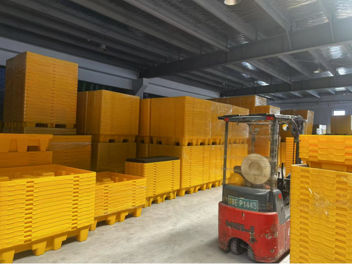 Spill containment pallets